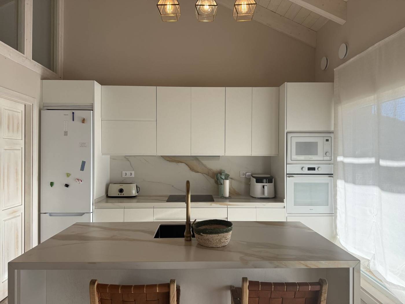 Cocina equipada con horno y microondas