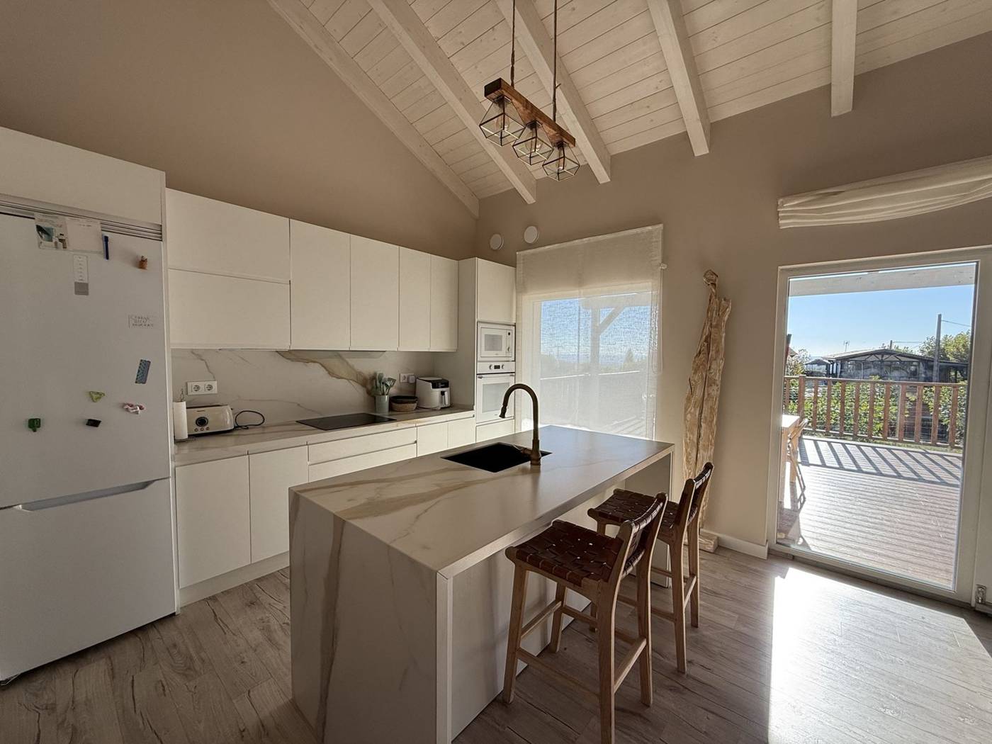 Cocina con puerta a la terraza