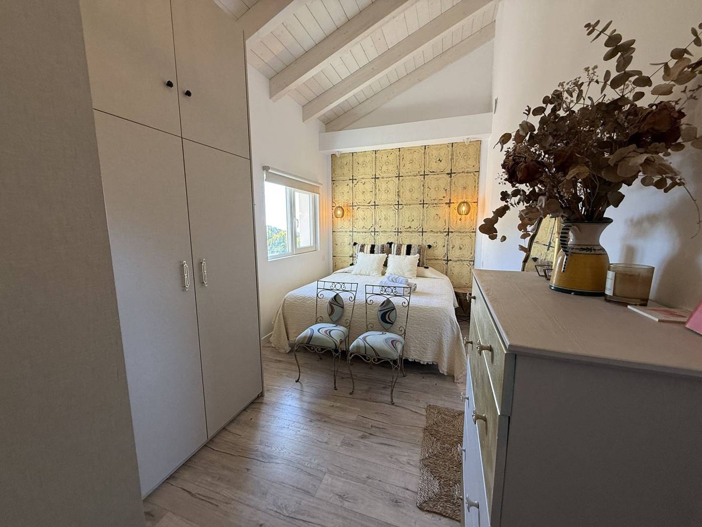 Dormitorio con armario y cómoda