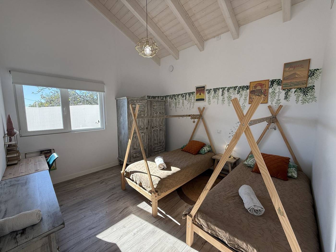 Dormitorio infantil con dos camas tipi