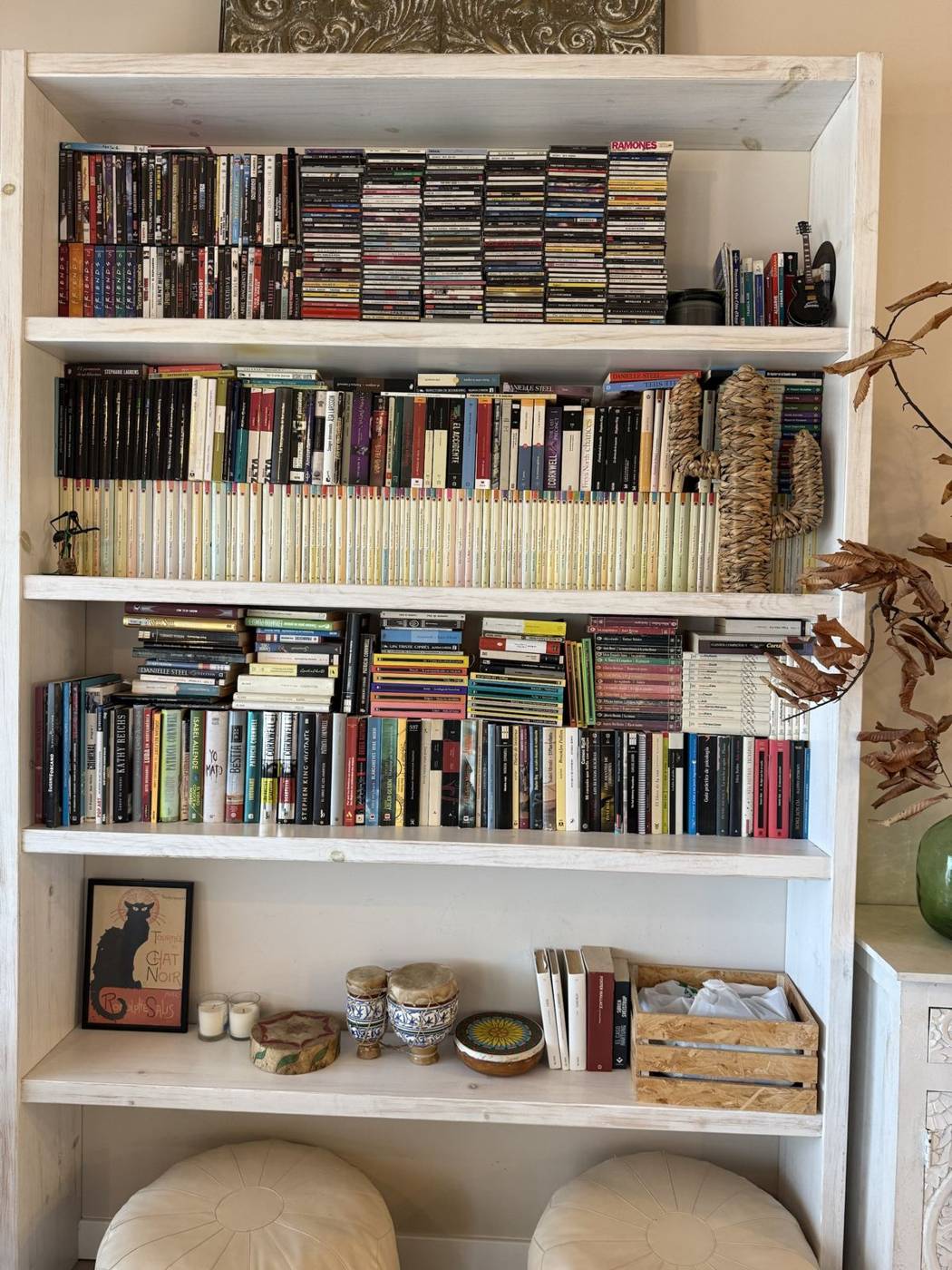 Librería con novelas, música y películas para los huéspedes